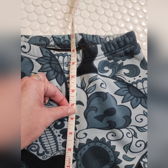 Cozy Fleece lined Skull Leggings - Picture 3 of 5